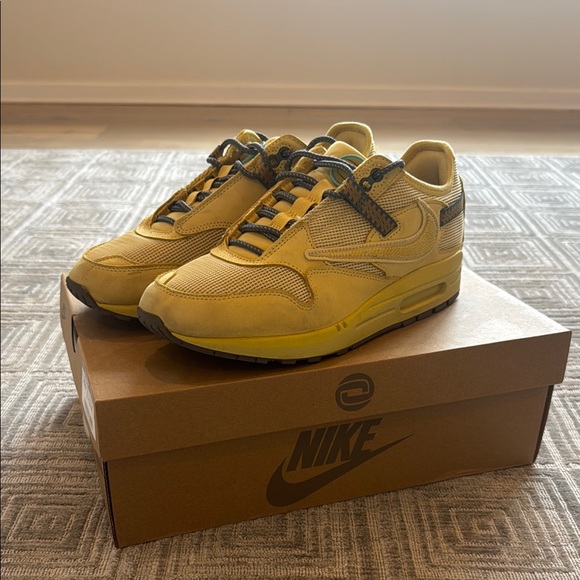 Nike Men´s Yellow Sneakers